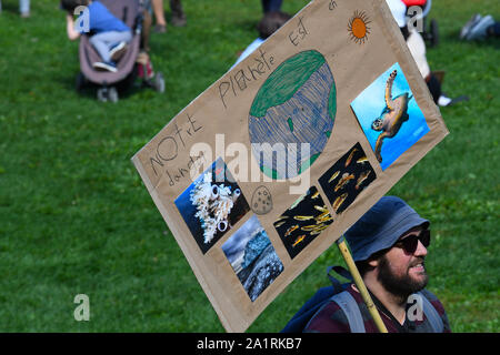 En manifestant le climat mondial grève le 27 septembre 2019 à Montréal, au Canada . Personnes ont exigé plus d'actions concrètes de la part des autorités pour lutter contre le réchauffement planétaire et le changement climatique. Banque D'Images