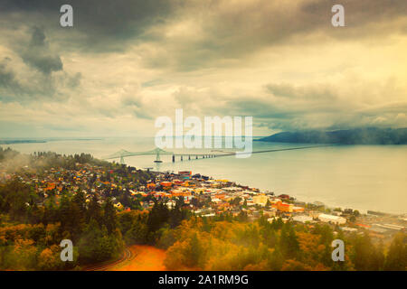 High Angle View sur Astoria, Oregon, USA. Sont visibles les Astoria-Megler Bridge, Columbia River et l'océan Pacifique. Banque D'Images