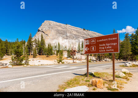 Lembert Dome in Yosemite National Park, California, USA. Le panneau indique aux autres attractions ainsi. Banque D'Images