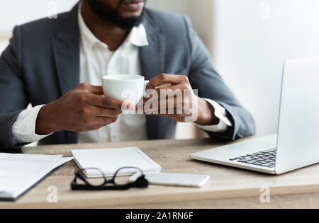 African American employé ayant au café vert au travail Banque D'Images