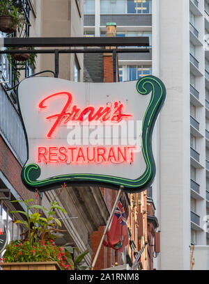 Frans néon Restaurant sign en dehors de l'emplacement phare au centre-ville de Toronto sur la rue College. Banque D'Images