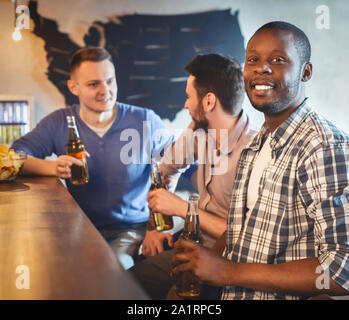 Les amis de regarder match de football à bar Banque D'Images