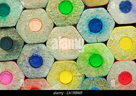 Close up pile de crayons de couleur arrière-plan. Banque D'Images