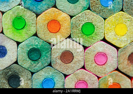 Close up pile de crayons de couleur arrière-plan. Banque D'Images