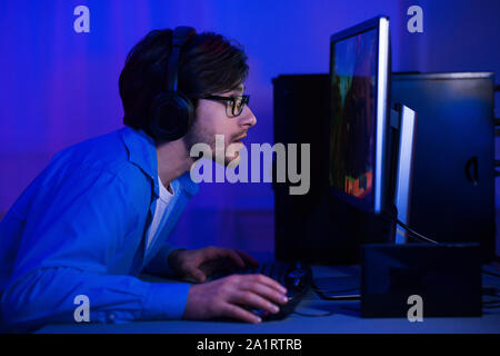 Addicted man playing video game at home Banque D'Images