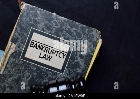 Livre Droit de la faillite et gavel isolé sur bureau. Law Banque D'Images