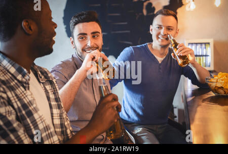 Les amis de parler tout en regardant des match de football à bar Banque D'Images