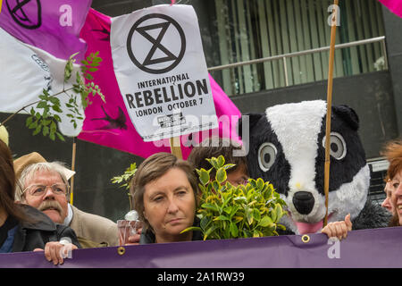 Londres, Royaume-Uni. 28 septembre 2019. Les gens viennent avec des arbres en pots à la manifestation 'Euston : Nous avons un problème' dirigé par Chris Packham et le Woodland Trust contre cette destruction insensée de précieux écosystèmes irremplaçables. Bien que l'avenir de l'HS2 high speed rail project est maintenant douteuse, la destruction d'anciens bois sur sa route est encore à venir. Bois du Sud, en raison d'Cubbington être détruits le 09 octobre est l'un des 30 anciens bois classé parmi un total de 108 bois jusqu'à être entièrement ou partiellement perdu à HS2. Peter Marshall/Alamy Live News Banque D'Images