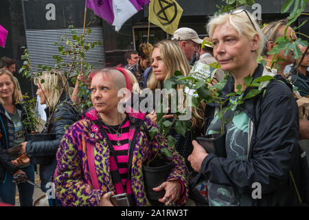 Londres, Royaume-Uni. 28 septembre 2019. Les gens viennent avec des arbres en pots à la manifestation 'Euston : Nous avons un problème' dirigé par Chris Packham et le Woodland Trust contre cette destruction insensée de précieux écosystèmes irremplaçables. Bien que l'avenir de l'HS2 high speed rail project est maintenant douteuse, la destruction d'anciens bois sur sa route est encore à venir. Bois du Sud, en raison d'Cubbington être détruits le 09 octobre est l'un des 30 anciens bois classé parmi un total de 108 bois jusqu'à être entièrement ou partiellement perdu à HS2. Peter Marshall/Alamy Live News Banque D'Images