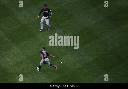 Washington, USA. 28 Sep, 2019. Les Indians de Cleveland shortstop Francisco Lindor (12) miss domaines une balle contre les Nationals de Washington dans la deuxième manche au Championnat National Park à Washington, DC le samedi 28 septembre, 2019. Photo par Kevin Dietsch/UPI UPI : Crédit/Alamy Live News Banque D'Images