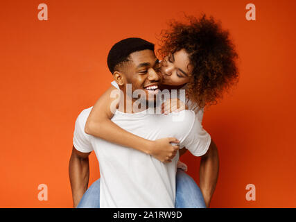 African American couple millénaire dupant ensemble, girl kissing her boyfriend Banque D'Images