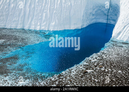 Dans l'arrière-pays profond de l'Alaska, un profond trou ovale est pleine d'eau de la fonte des glaces sur un glacier. Banque D'Images