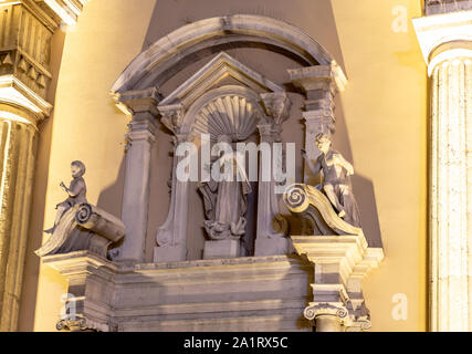 Sculpture détaillée au-dessus de l'entrée de l'église de l'Assomption de la Bienheureuse Vierge Marie, Rijeka, Croatie, 2019 Banque D'Images