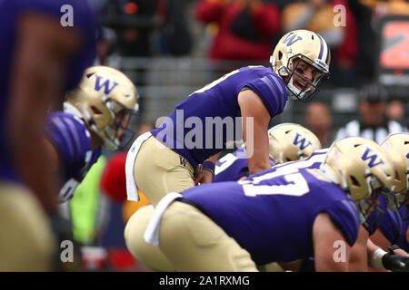 Seattle, WA, USA. 28 Sep, 2019. Le quart-arrière des Huskies de Washington Jacob Eason (10) à la ligne de mêlée lors d'un match entre la Californie du sud de Troie et Washington Huskies au champ d'Alaska Airlines au Husky Stadium à Seattle, WA. Sean Brown/CSM/Alamy Live News Banque D'Images