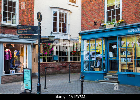 LUDLOW, SHROPSHIRE, England, UK - 8 septembre 2019 : bâtiments historiques le long de la rue de la ville de Ludlow. Banque D'Images