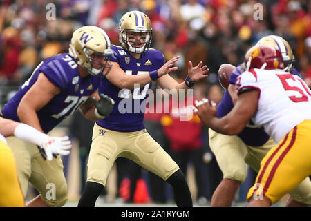 Seattle, WA, USA. 28 Sep, 2019. Le quart-arrière des Huskies de Washington Jacob Eason (10) prend l'lors d'un match entre la Californie du sud de Troie et Washington Huskies au champ d'Alaska Airlines au Husky Stadium à Seattle, WA. Sean Brown/CSM/Alamy Live News Banque D'Images