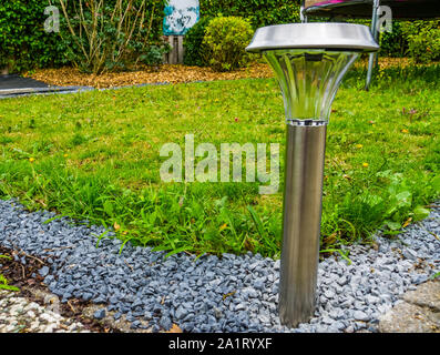 Lanterne de jardin moderne fonctionnant à l'énergie solaire, éclairage décoratif pour l'arrière-cour Banque D'Images