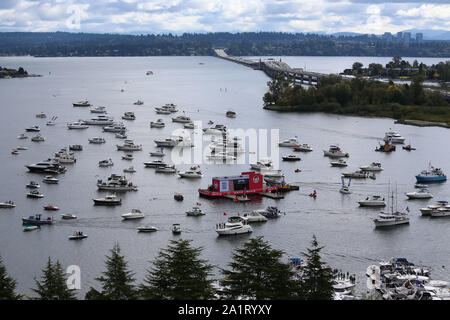 Seattle, WA, USA. 28 Sep, 2019. Un Wendy's flottant au milieu du lac Washington est entouré par des bateaux pendant un match entre la Californie du sud de Troie et Washington Huskies au champ d'Alaska Airlines au Husky Stadium à Seattle, WA. Sean Brown/CSM/Alamy Live News Banque D'Images