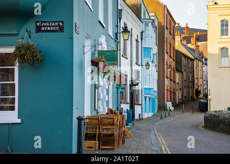 TENBY, Pays de Galles, Royaume-Uni - 13 septembre 2019 : maisons colorées le long des rues historiques de Tenby Banque D'Images