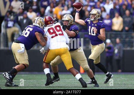 Seattle, WA, USA. 28 Sep, 2019. Le quart-arrière des Huskies de Washington Jacob Eason (10) passe le ballon lors d'un match entre la Californie du sud de Troie et Washington Huskies au champ d'Alaska Airlines au Husky Stadium à Seattle, WA. Sean Brown/CSM/Alamy Live News Banque D'Images