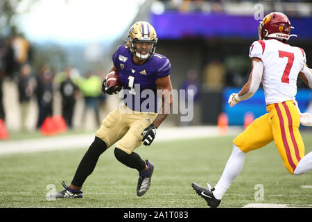 Seattle, WA, USA. 28 Sep, 2019. Washington Huskies tight end Hunter Bryant (1) cherche à échapper à la Californie du Sud sécurité Troie Chase Williams (7) lors d'un match entre la Californie du sud de Troie et Washington Huskies au champ d'Alaska Airlines au Husky Stadium à Seattle, WA. Sean Brown/CSM/Alamy Live News Banque D'Images