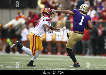 Seattle, WA, USA. 28 Sep, 2019. Southern California Trojans secondeur John Houston Jr (10) tente de faire baisser les Huskies de Washington à la main l'extrémité Hunter Bryant (1) lors d'un match entre la Californie du sud de Troie et Washington Huskies au champ d'Alaska Airlines au Husky Stadium à Seattle, WA. Sean Brown/CSM/Alamy Live News Banque D'Images