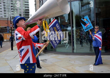 Anti-Brexit protestataire Stephen Bray, fondateur du stand de Défi Mouvement Européen (SODEM), à l'extérieur de la Conférence 2019 du Parti conservateur à Manchester, au Royaume-Uni, comme il se prépare à démarrer. Stand de mépris Mouvement Européen a été lancé par Steven Bray en septembre 2017. Banque D'Images