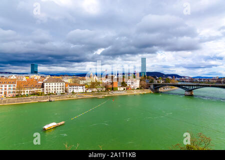 L'architecture de Bâle le long de la rivière et d'un franchissement de la rivière du Rhin à Bâle, Suisse. Banque D'Images
