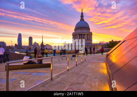 Automne coucher de soleil sur la Cathédrale St Paul, Londres, Angleterre, Royaume-Uni UK Banque D'Images