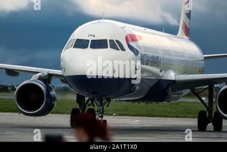 Bucarest, Roumanie - 15 juillet 2019 : Le British Airways G-EUXG Airbus A321 (MSN 2351) avion est stationné sur l'aire d'accueil de VIP UNE ​​Henri Coanda Banque D'Images