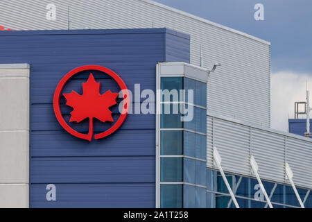 Logo de l'icône d'Air Canada sur le côté d'un édifice situé à l'aéroport international Pearson de Toronto. Aéroport. Banque D'Images