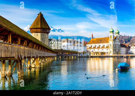 Pont de la chapelle historique Kapellbrucke Waterfront et de repère de Lucerne, Suisse Banque D'Images