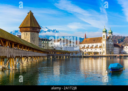 Pont de la chapelle historique Kapellbrucke Waterfront et de repère de Lucerne, Suisse Banque D'Images