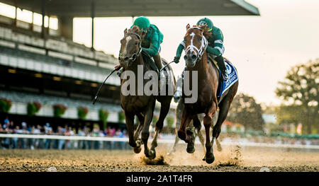 Elmont, New York, USA. 28 Sep, 2019. 28 septembre 2019 : Code d'honneur # 2, monté par John Velazquez et Vino Rosso # 3, montée par l'IRAD Ortiz, bataille pour le fil dans le Jockey Club Gold Cup au cours de Jockey Club Gold Cup Day à Belmont Park Race Track à Elmont, New York. Vino Rosso a terminé premier, mais a été disqualifié et le Code d'honneur a été placé en premier. Scott Serio/Eclipse Sportswire/CSM/Alamy Live News Banque D'Images