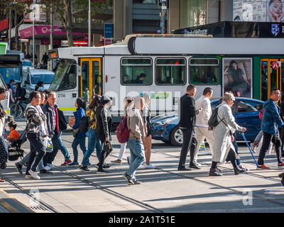 Des foules de piétons marchant sur la rue en CBD. Ville de Melbourne, Victoria Australie. Banque D'Images