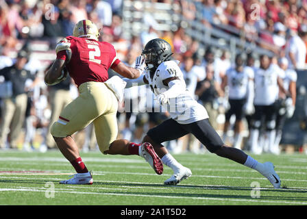 Le Massachusetts, USA. 28 Sep, 2019. Boston College Eagles AJ running back Dillon (2) bras raide service démon Forêt diacres arrière défensif Essang Bassey (21) au cours de la NCAA football match entre service démon des forêts les diacres et les Boston College Eagles à Alumni Stadium. Credit : Cal Sport Media/Alamy Live News Banque D'Images