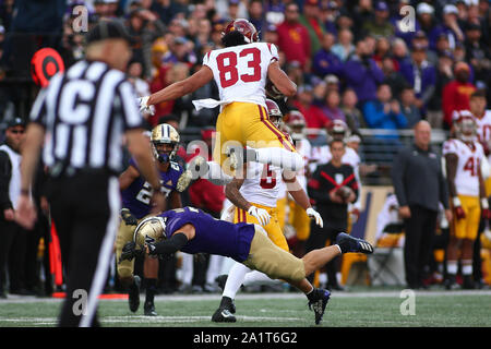 Seattle, WA, USA. 28 Sep, 2019. Southern California Trojans tight end Josh Falo (83) haies Washington Huskies arrière défensif Élie Molden (3) lors d'un match entre la Californie du sud de Troie et Washington Huskies au champ d'Alaska Airlines au Husky Stadium à Seattle, WA. Les Huskies ont remporté 28-14. Sean Brown/CSM/Alamy Live News Banque D'Images