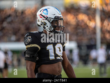 Orlando, FL, USA. 28 Sep, 2019. Central Florida large Justin Menard (19) se réchauffe avant de NCAA football match entre l'UConn Huskies et l'UCF Knights au stade du spectre d'Orlando, Floride. Romeo T Guzman/CSM/Alamy Live News Banque D'Images