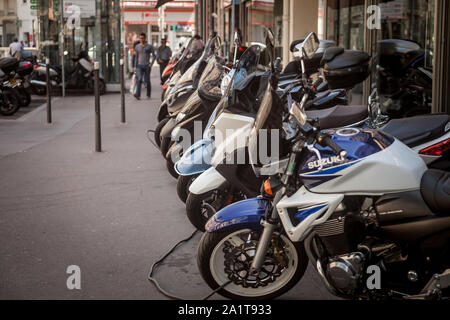 LYON, FRANCE - 19 juillet 2019 : Ligne de motos, scooters et motos garées en face d'une boutique, alignés, attendant d'être vendus en milieu urbain des études Banque D'Images