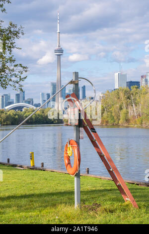 Placer l'équipement de sauvetage le long des côtes des îles de Toronto d'être disponibles en cas d'urgence. Banque D'Images