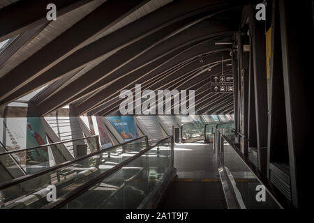 LYON, FRANCE - 13 juillet 2019 : tapis roulant et tapis roulant à l'aéroport de Lyon, également appelé Aéroport de Lyon Saint Exupéry, vide, reliant deux termina Banque D'Images