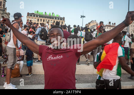 LYON, FRANCE - 14 juillet 2019 : le Sénégal, un homme noir, acclamations et smiling célébrant la qualification de l'équipe de football du Sénégal pour la Banque D'Images