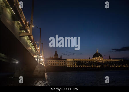 Pont de la Guillotiere pont de Lyon, France plus d'un panorama de la rive du rhône (Quais de Rhone) la nuit avec les principaux monuments de Banque D'Images