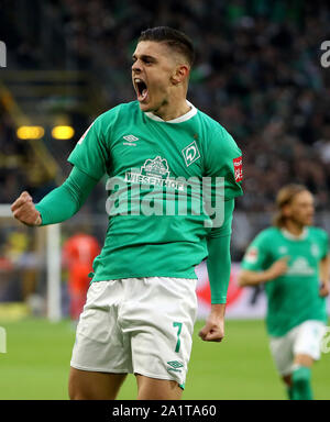 Dortmund, Allemagne. 28 Sep, 2019. Rashica Milot de Brême célèbre après avoir marqué lors d'un match de football Bundesliga allemande entre Borussia Dortmund et Werder Brême à Dortmund, en Allemagne, le 28 septembre 2019. Credit : Joachim Bywaletz/Xinhua/Alamy Live News Banque D'Images