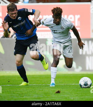 Paderborn, Allemagne. 28 Sep, 2019. Kingsley Coman (R) du Bayern Munich rivalise avec Luca Kilian de Paderborn pendant un match de football Bundesliga allemande entre SC Paderborn 07 et FC Bayern Munich à Paderborn, Allemagne, 28 septembre 2019. Credit : Ulrich Hufnagel/Xinhua/Alamy Live News Banque D'Images