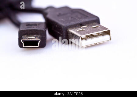 Fiche USB utilisé poussiéreux sur fond blanc Banque D'Images