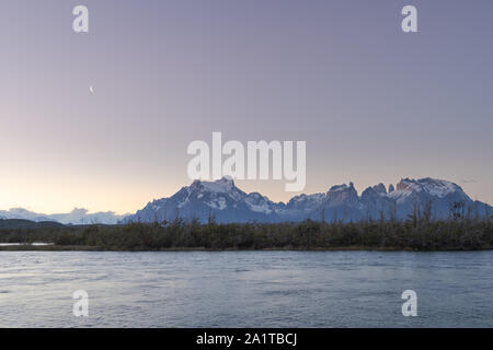 Vue panoramique du massif du Paine du rio Serrano. Lune croissante dans le ciel en début de soirée. L'abondance de l'espace de copie. Banque D'Images