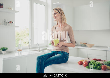 Photo de superbe blonde cheveux ondulés bouclés dame avec ses boissons je Banque D'Images