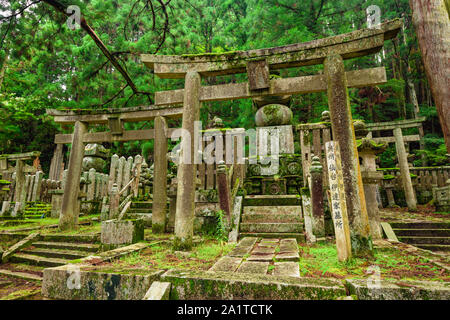 Wakayama, Japon - 23 juillet 2019 : Torii portes de pierres tombales de la date historique célèbre clan japonais. Banque D'Images