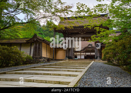 Wakayama, Japon - 23 juillet 2019 : marches de pierre menant à l'entrée du temple Kongobuji, initialement construit en 1593 par Toyotomi Hideyoshi à comme Banque D'Images